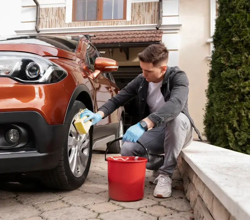 Lavage auto à domicile Bussy-Saint-Georges : professionnel intervenant sur un véhicule
